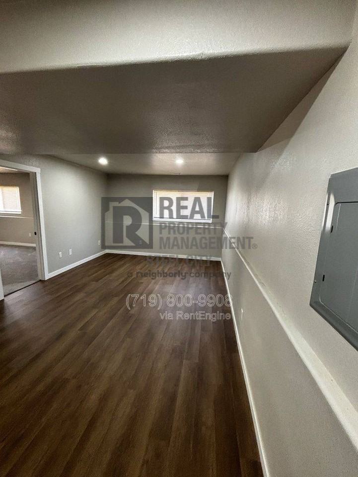 326 W Golden Eagle Way - Photo 3 of 10