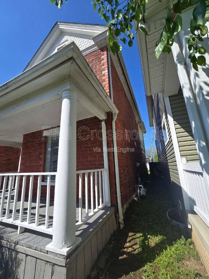 153 S Cypress Ave - Photo 2 of 10