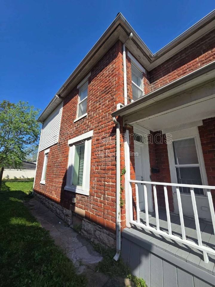 153 S Cypress Ave - Photo 3 of 10