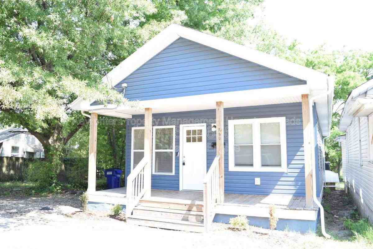 850 50th St - Photo 2 of 10