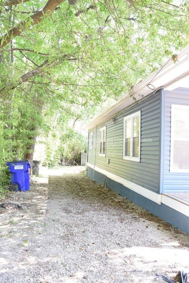 850 50th St - Photo 3 of 10