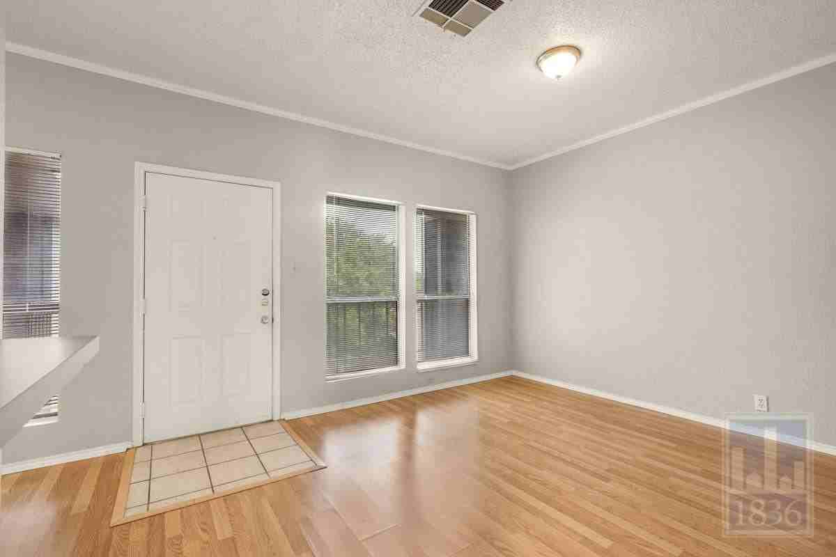 2804 Rio Grande St #303 - Photo 4 of 10