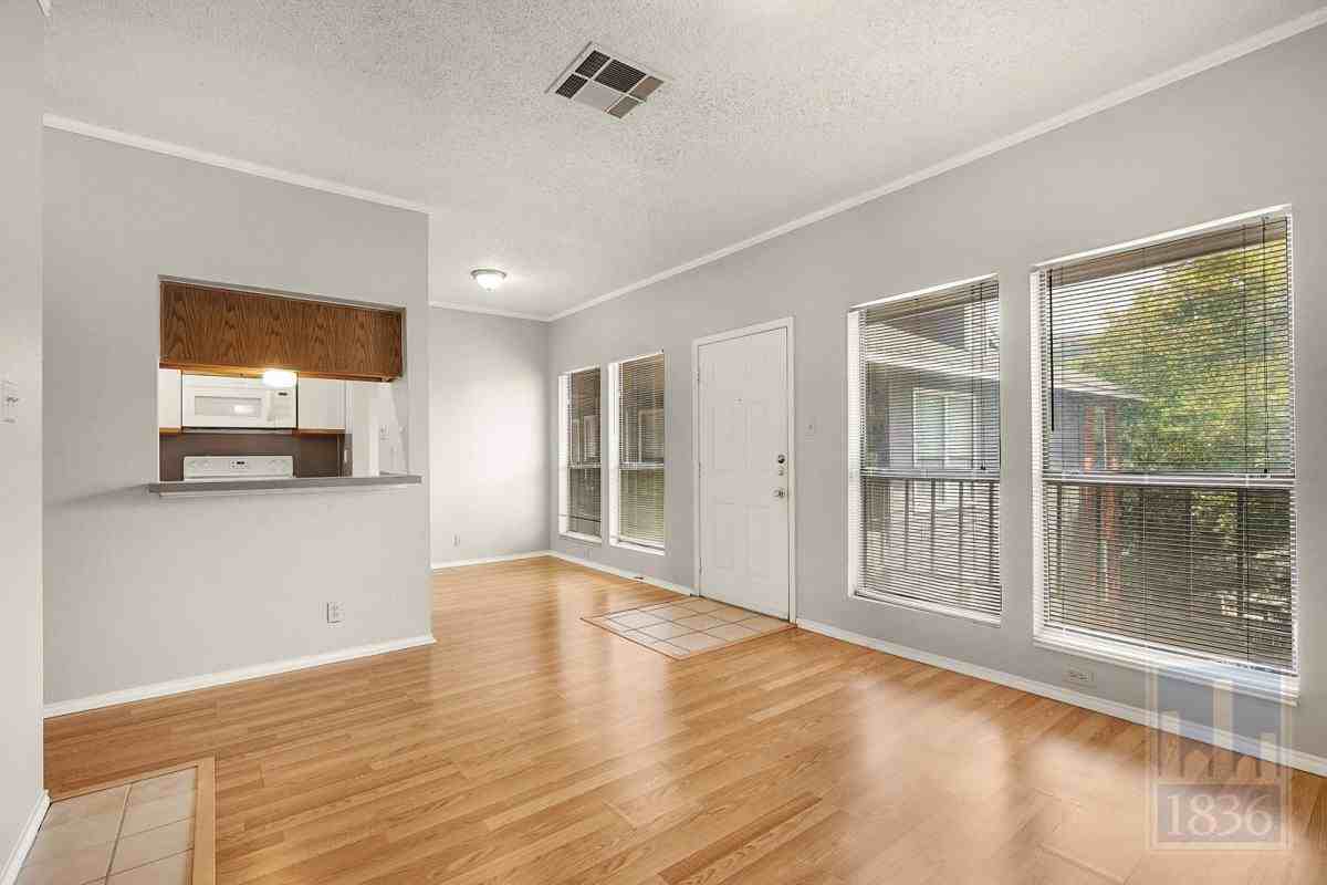 2804 Rio Grande St #303 - Photo 7 of 10