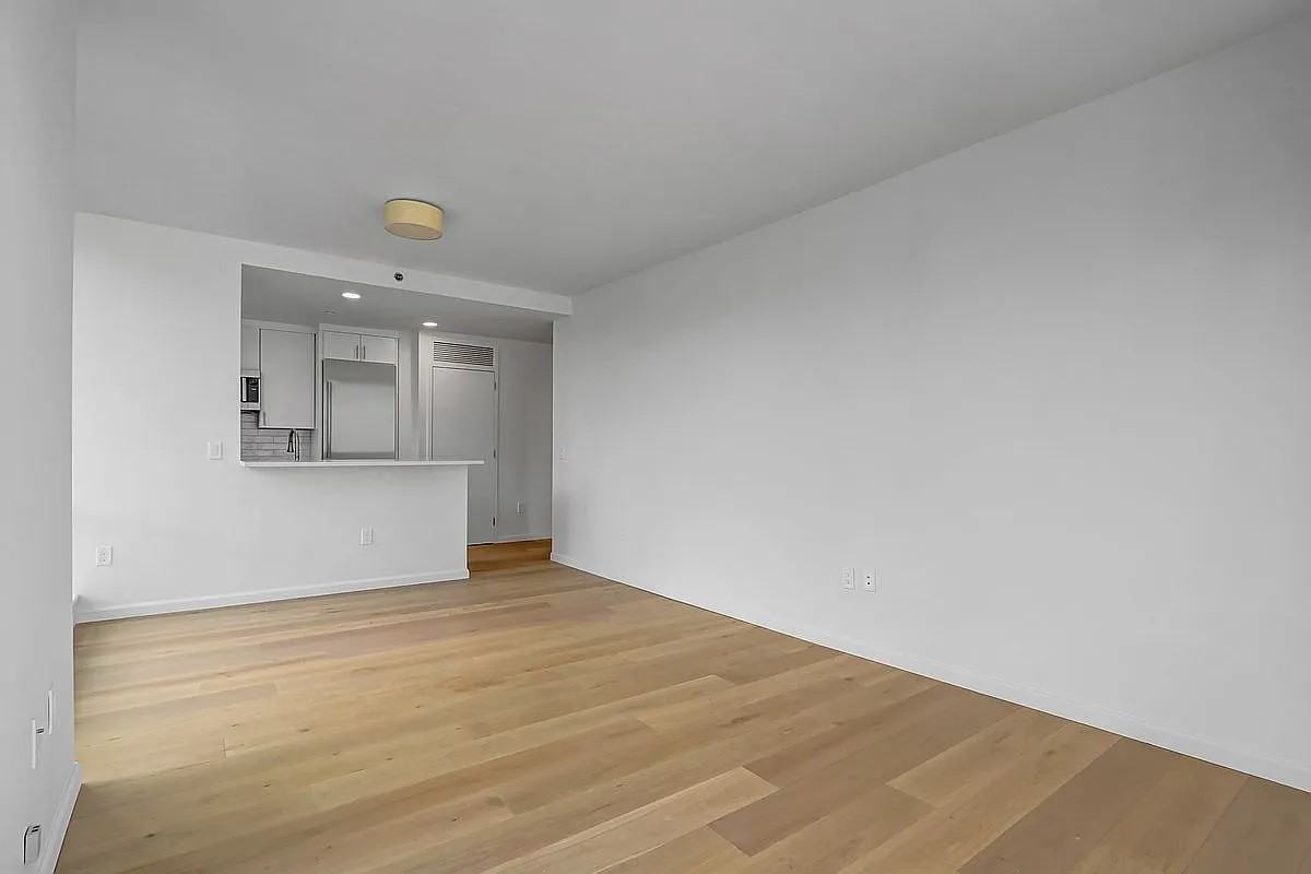 635 W 42nd St - Photo 3 of 9