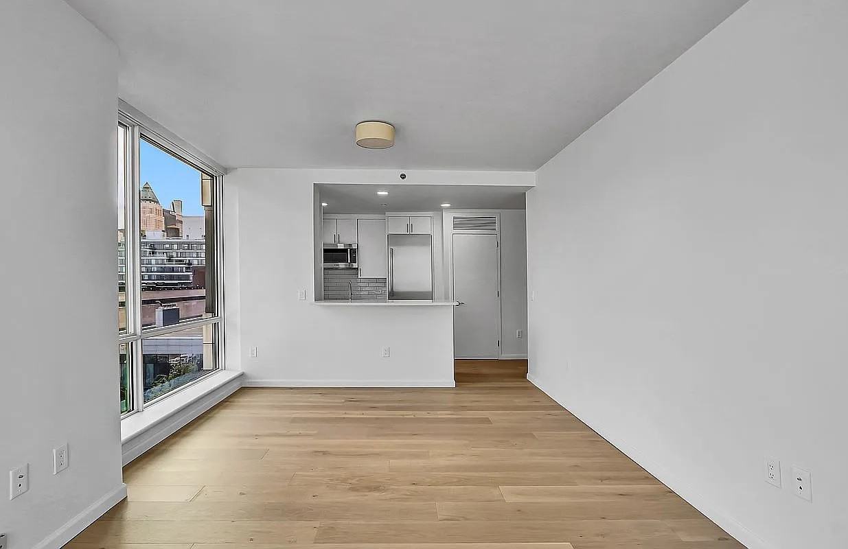 635 W 42nd St - Photo 4 of 9