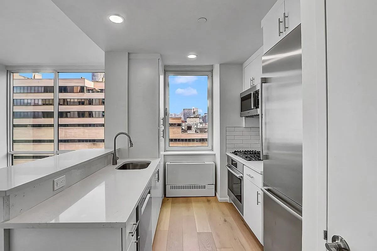 635 W 42nd St - Photo 5 of 9