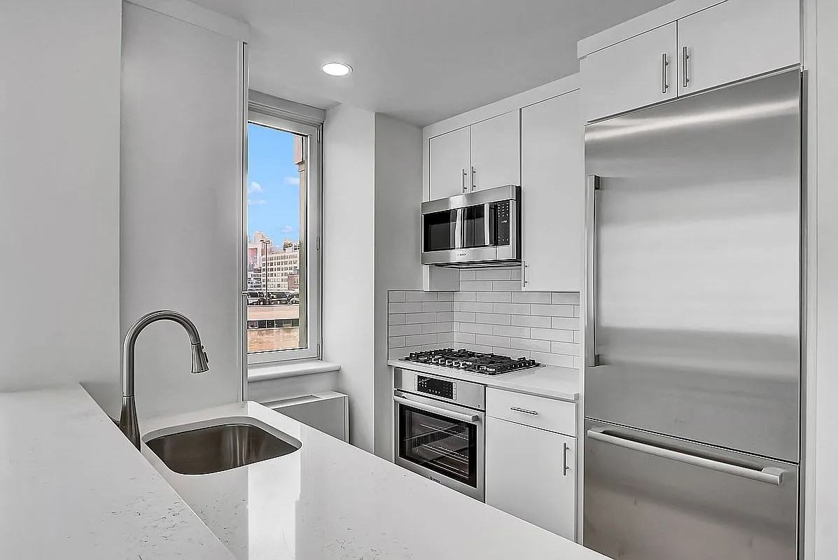635 W 42nd St - Photo 6 of 9