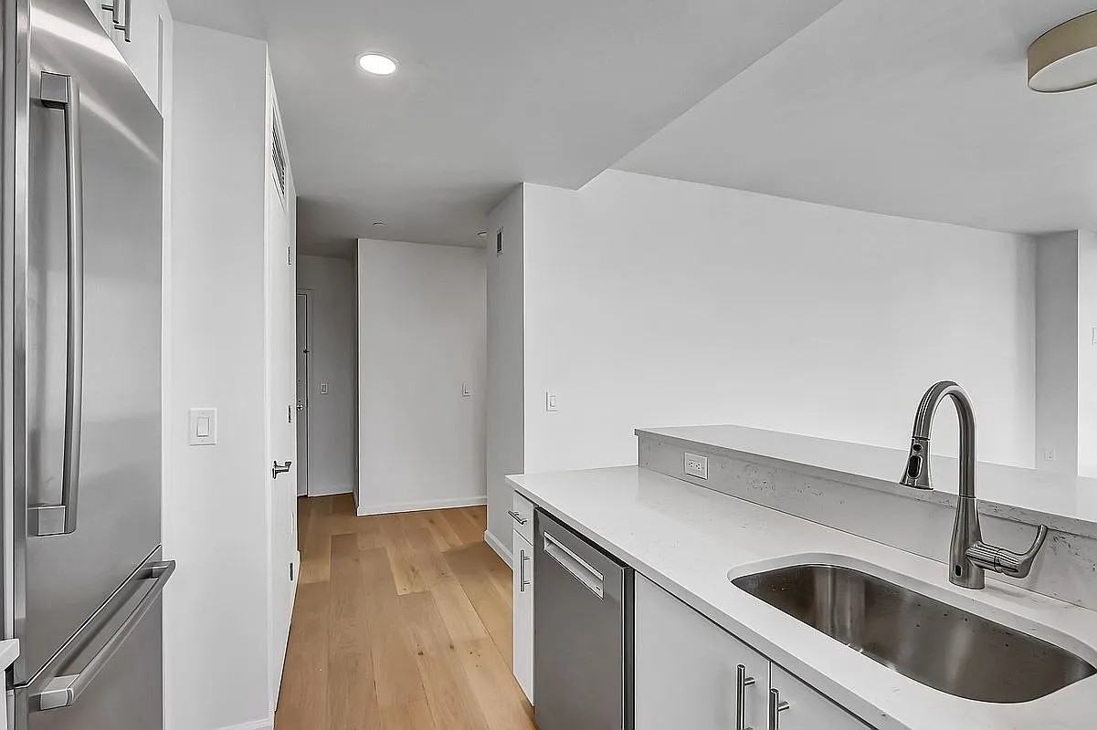 635 W 42nd St - Photo 7 of 9