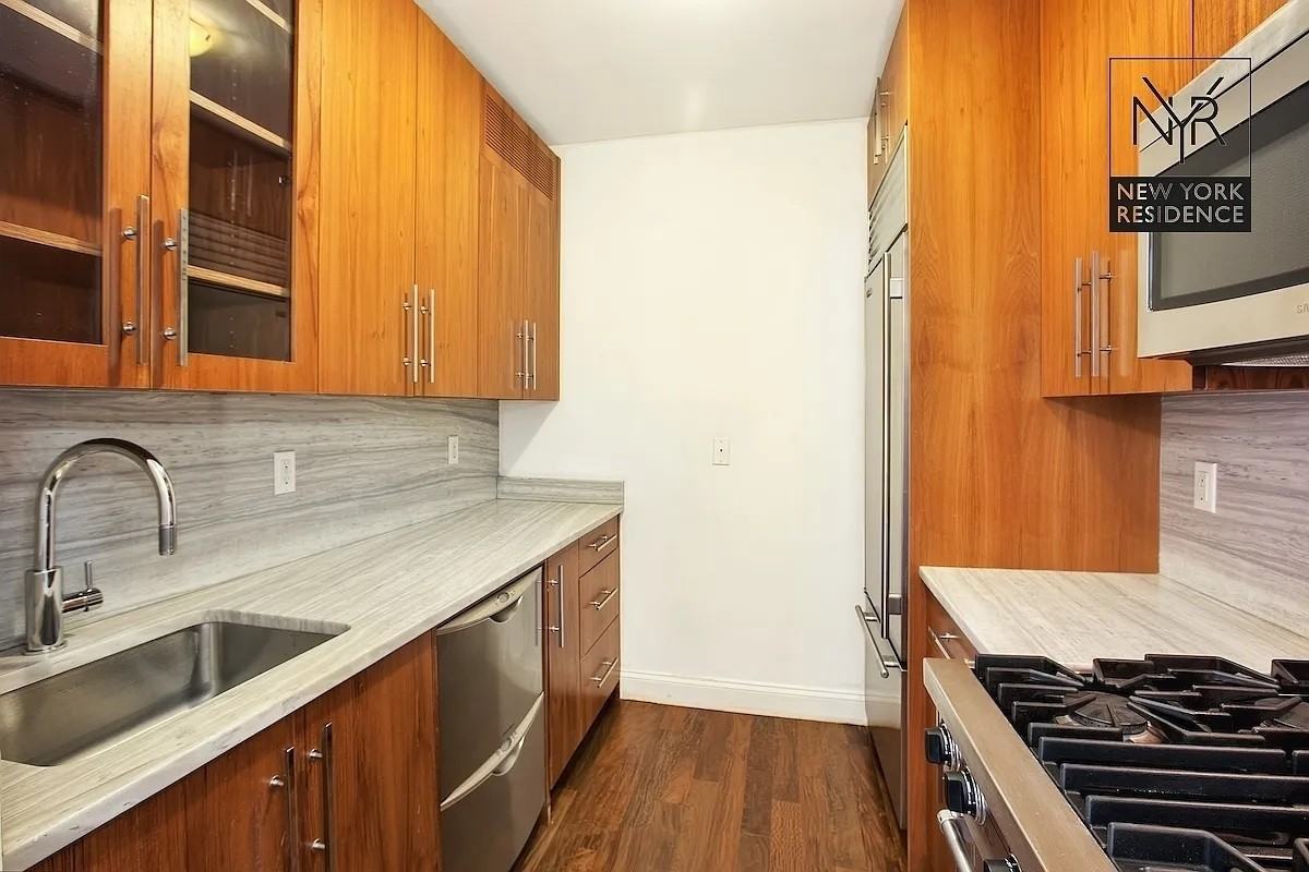 88 Greenwich St - Photo 4 of 7
