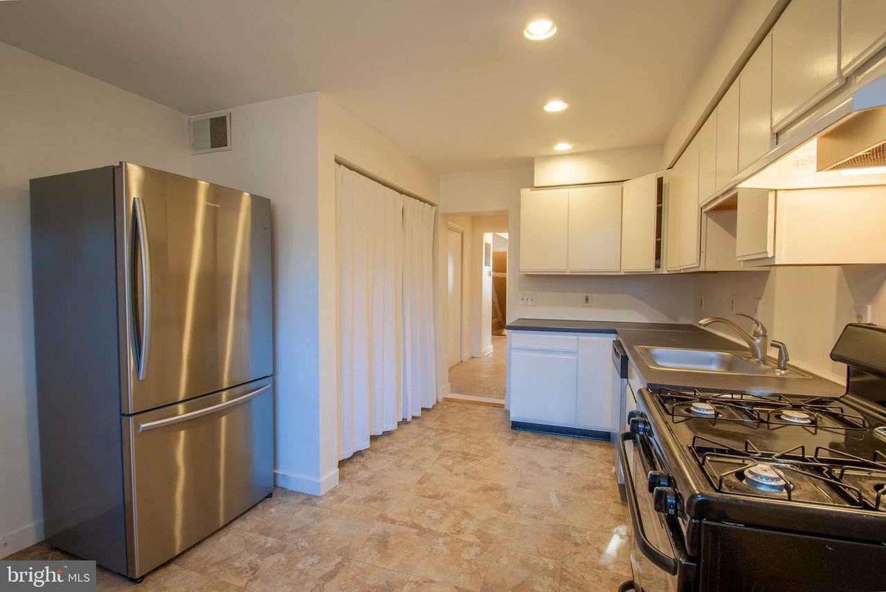 245 Hanover St - Photo 4 of 9