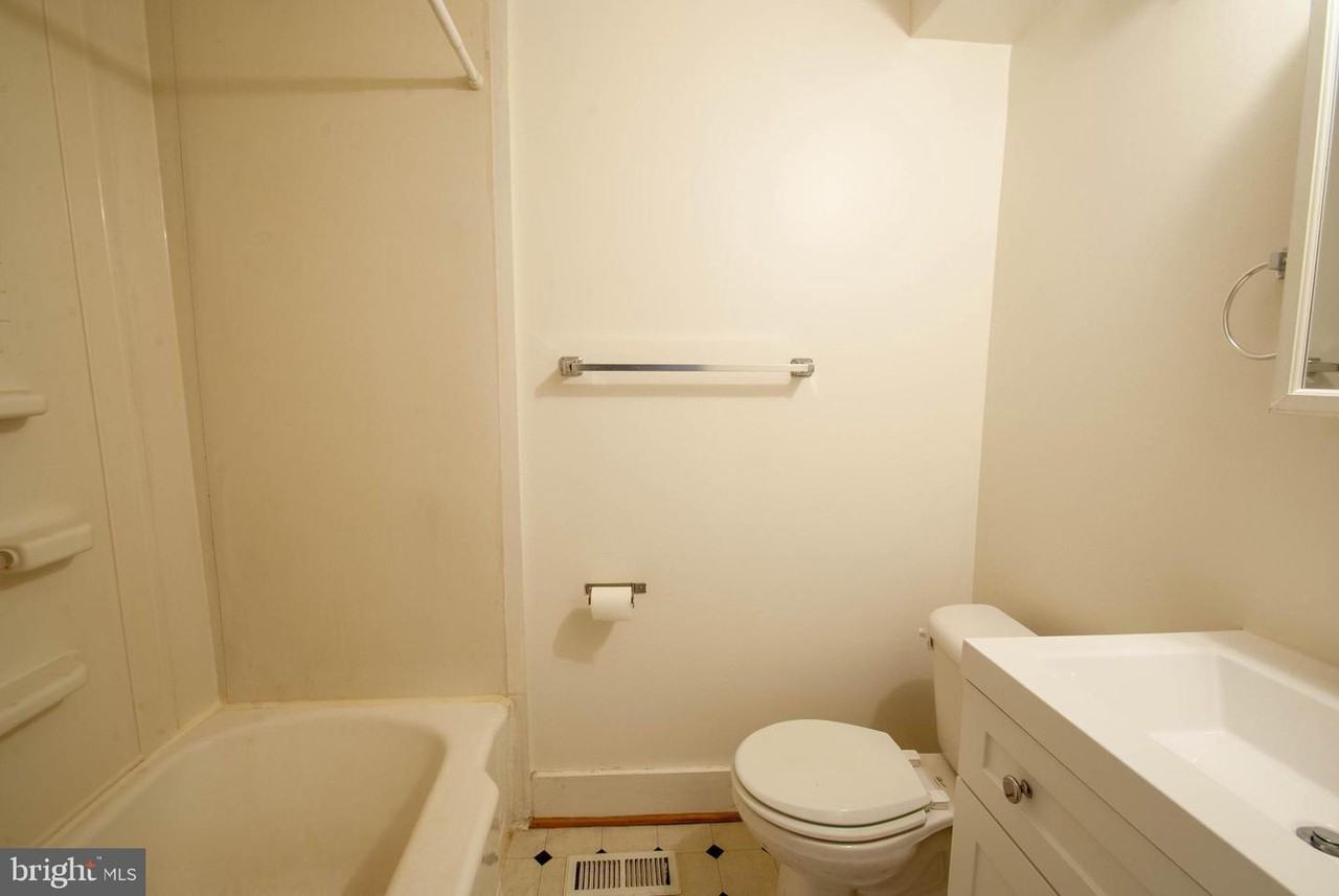 245 Hanover St - Photo 5 of 9