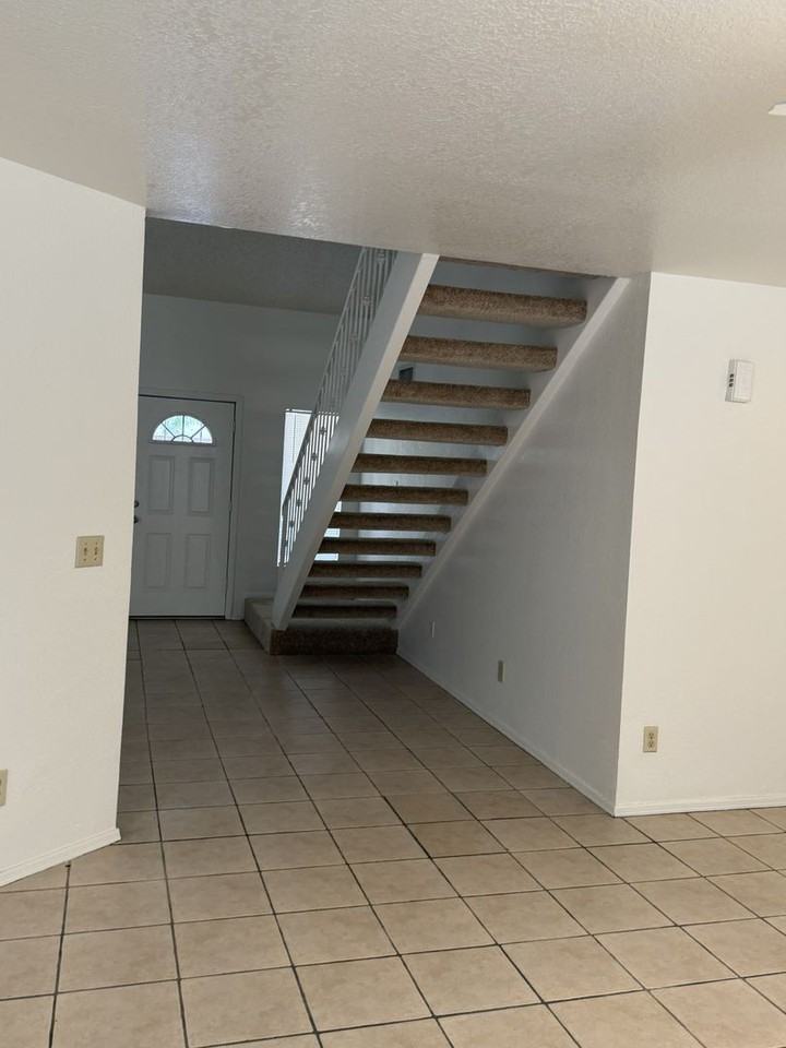 6220 W Beryl Ave - Photo 4 of 18