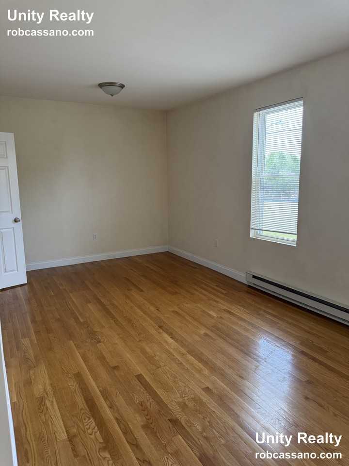 Middlesex Ave #4 - Photo 5 of 9