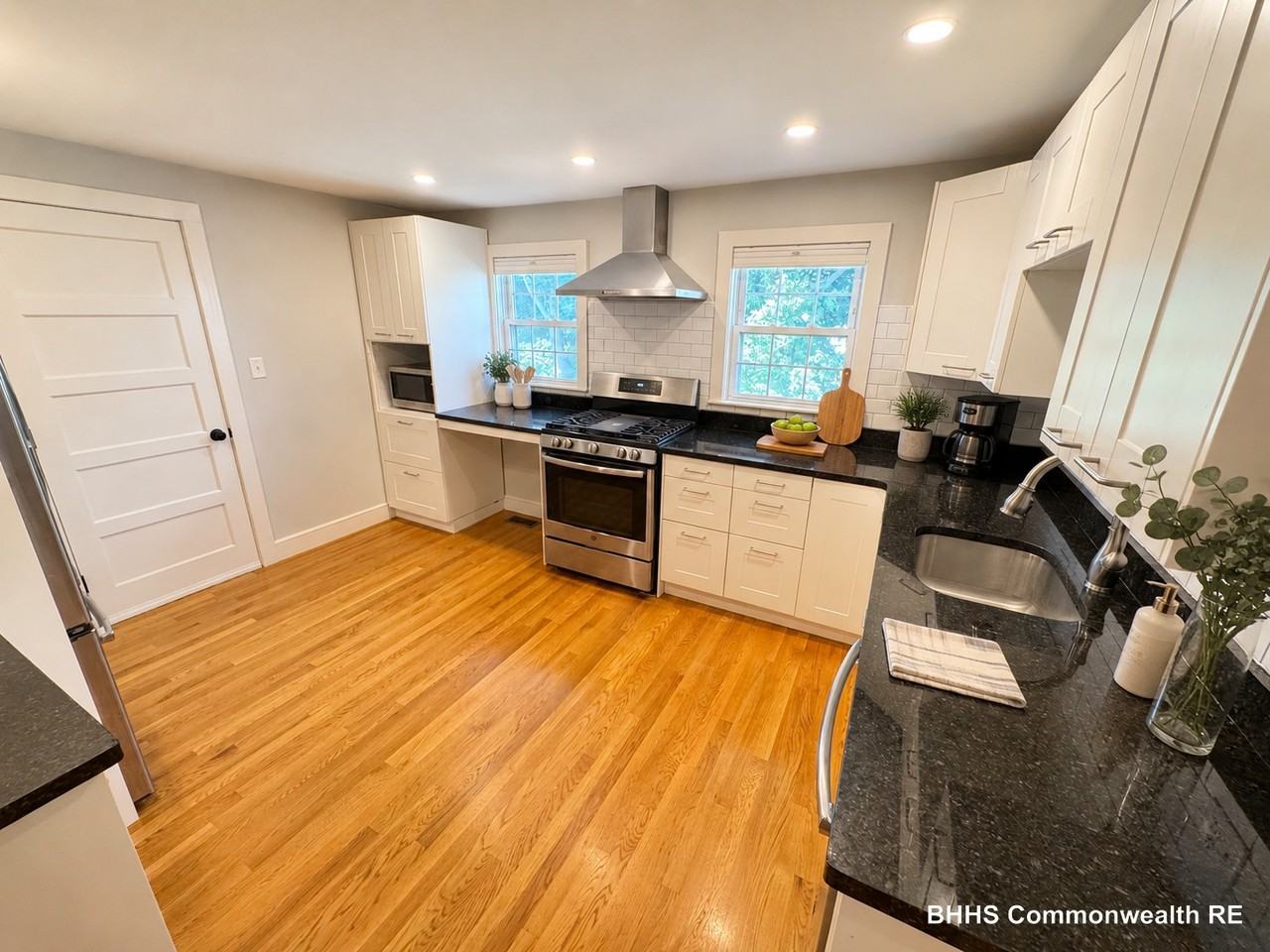 37 Hillcrest Cir - Photo 3 of 12