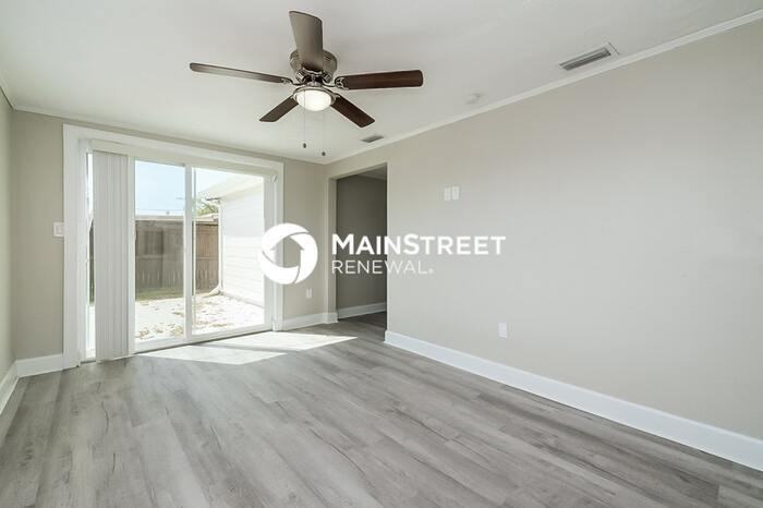 12906 Kings Manor Ave - Photo 4 of 15