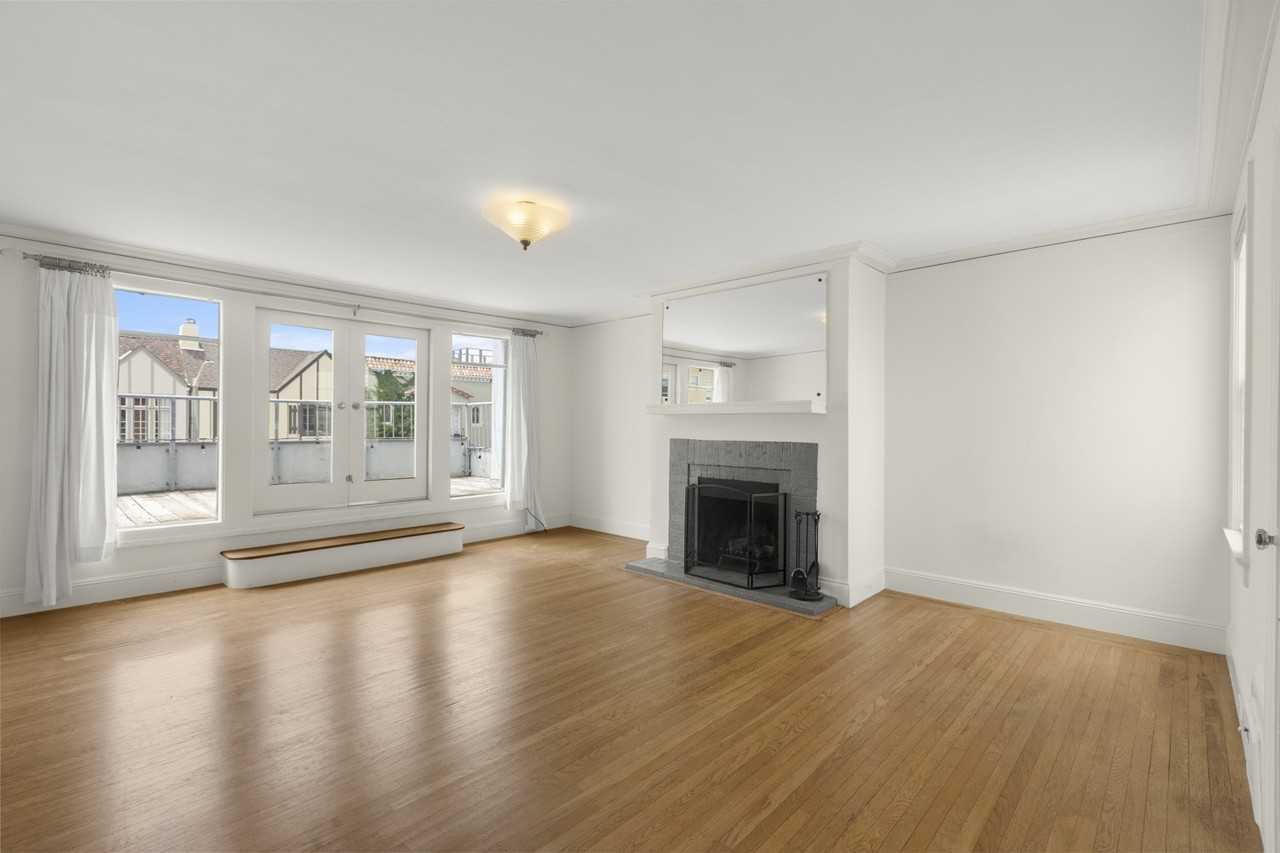 2128 Bay St - Photo 2 of 28