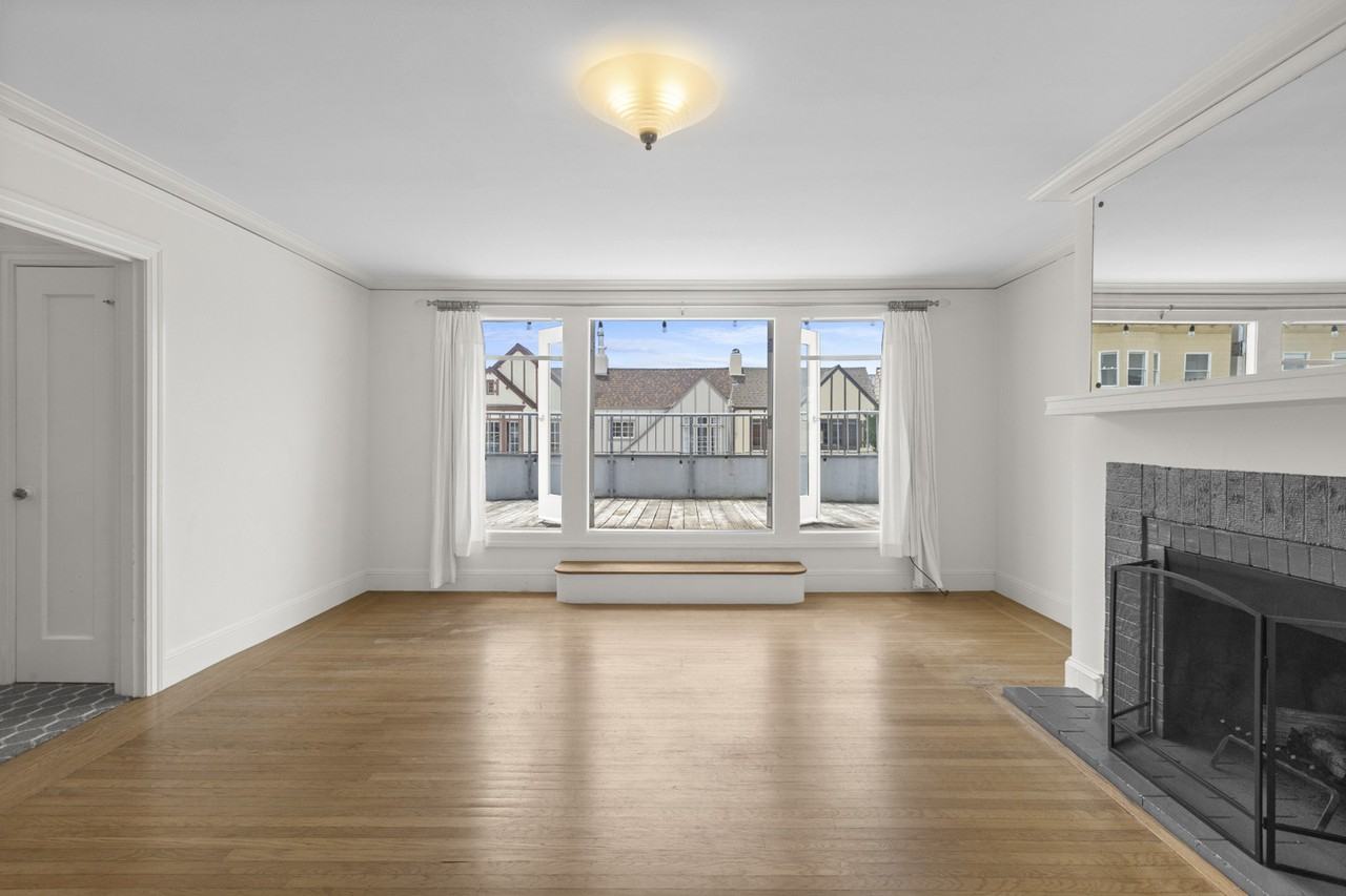 2128 Bay St - Photo 3 of 28