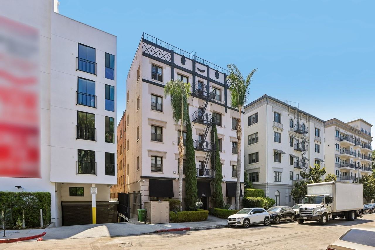 Cherokee Apts... Spacious Apartments in the Heart of Hollywood! CALL NOW! - Photo 5 of 14