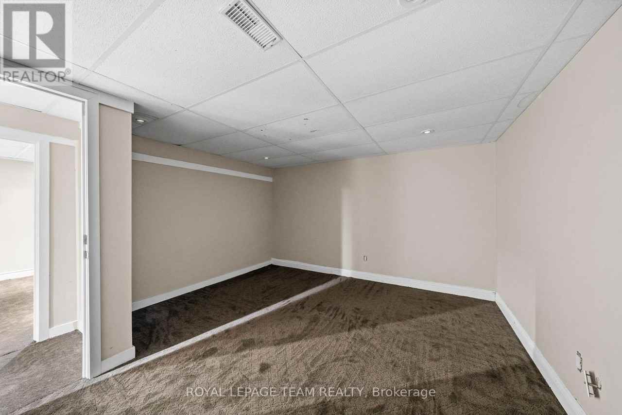 3162 Woodroffe Avenue - Photo 36