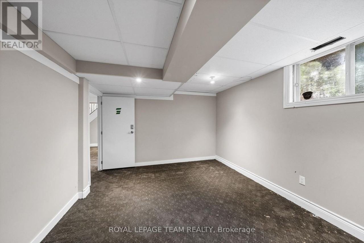 3162 Woodroffe Avenue - Photo 34