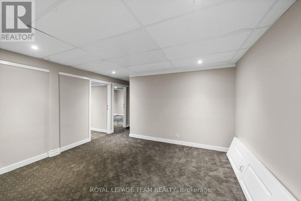 3162 Woodroffe Avenue - Photo 13
