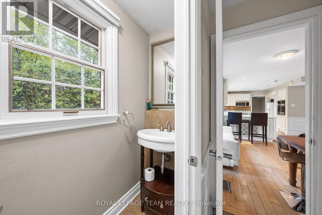 3162 Woodroffe Avenue - Photo 31