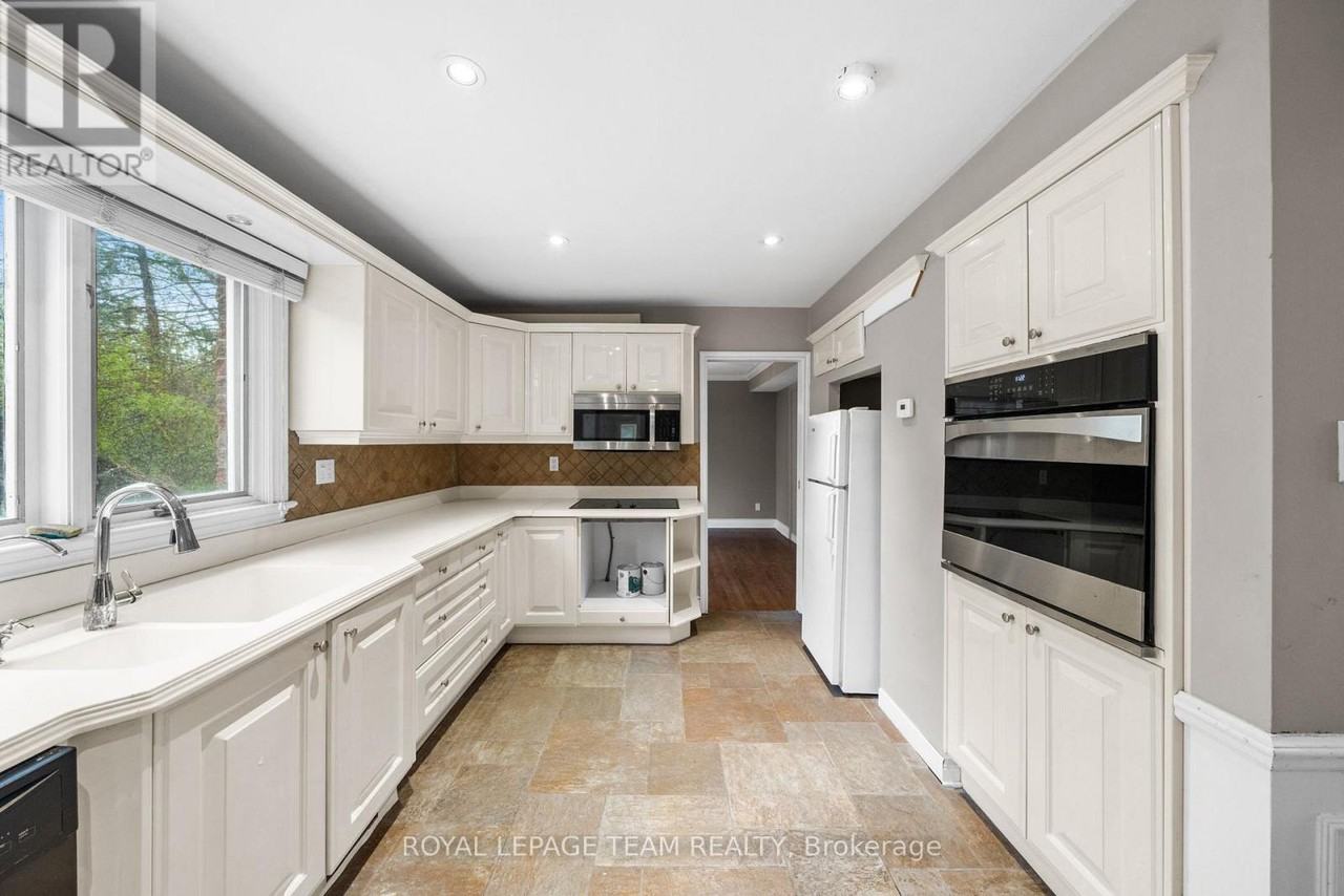 3162 Woodroffe Avenue - Photo 3 of 38