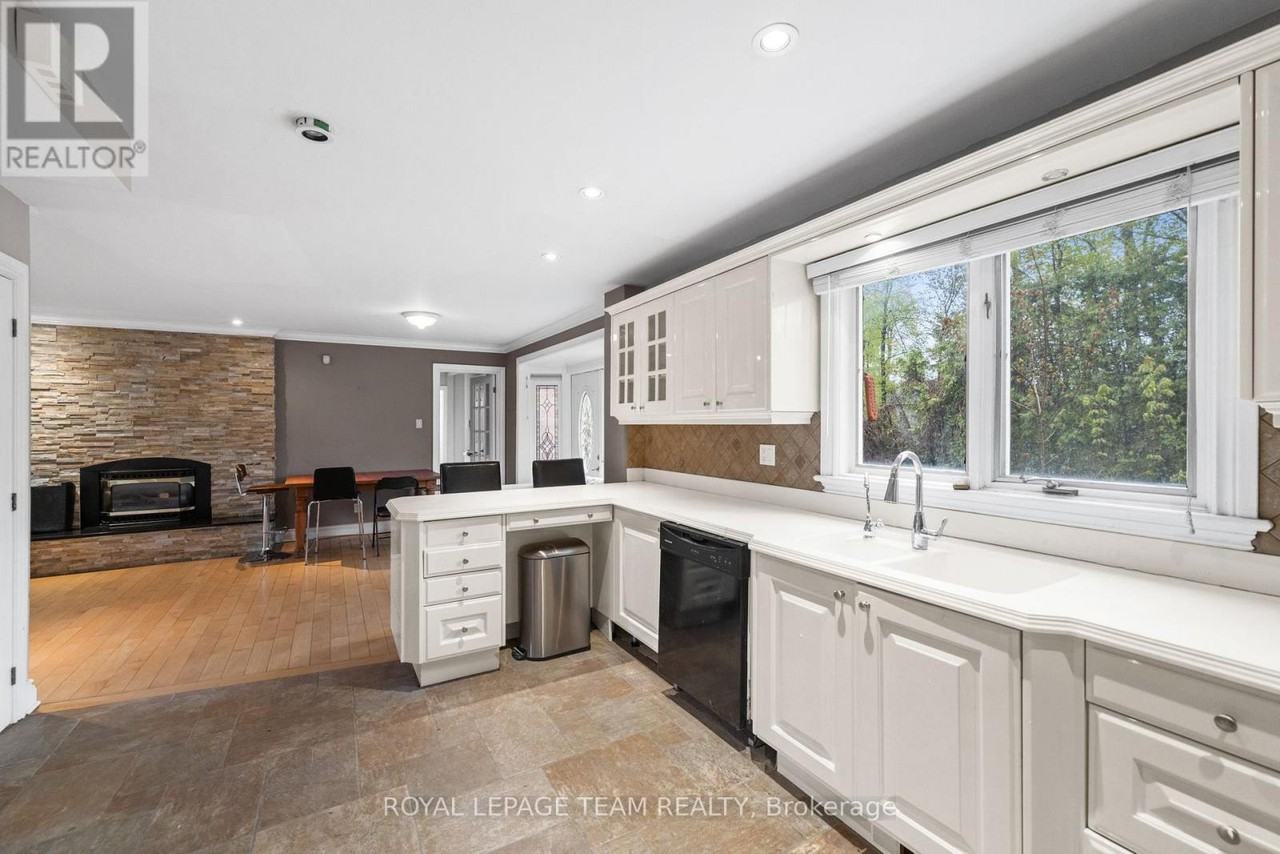 3162 Woodroffe Avenue - Photo 6 of 38
