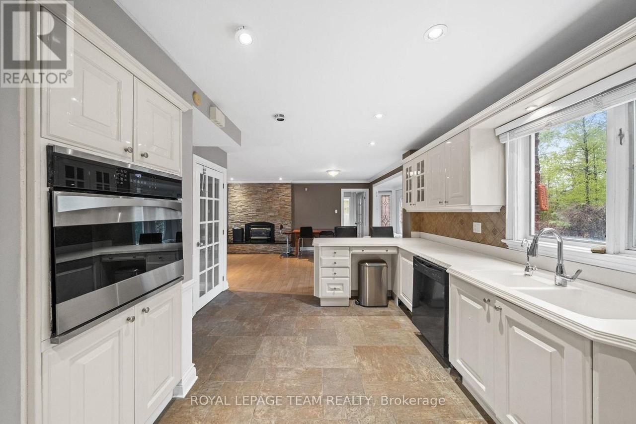 3162 Woodroffe Avenue - Photo 5 of 38