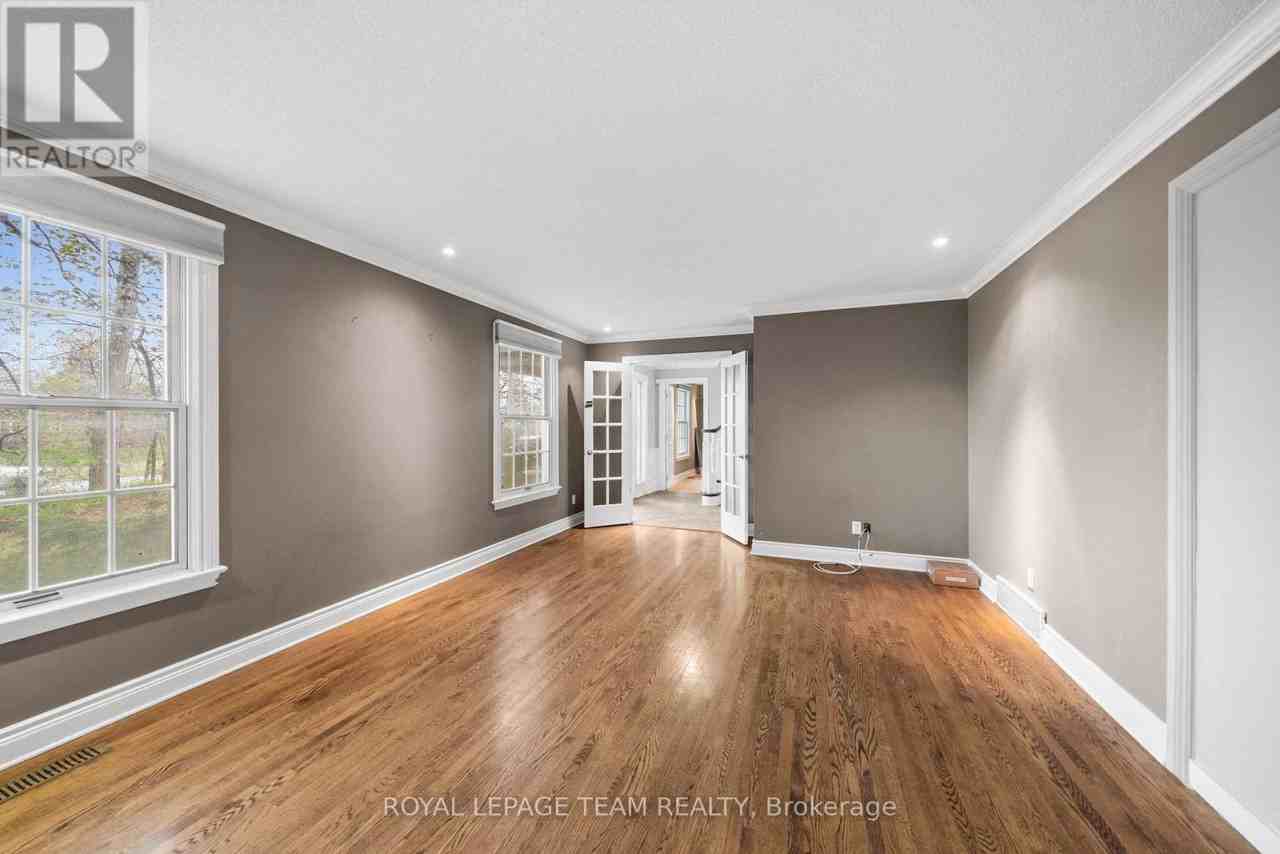 3162 Woodroffe Avenue - Photo 33