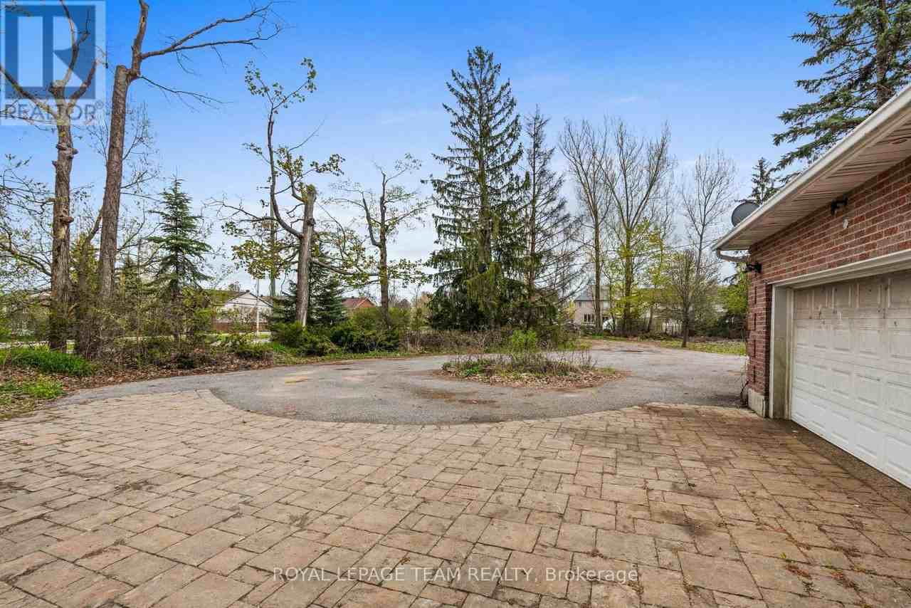 3162 Woodroffe Avenue - Photo 38