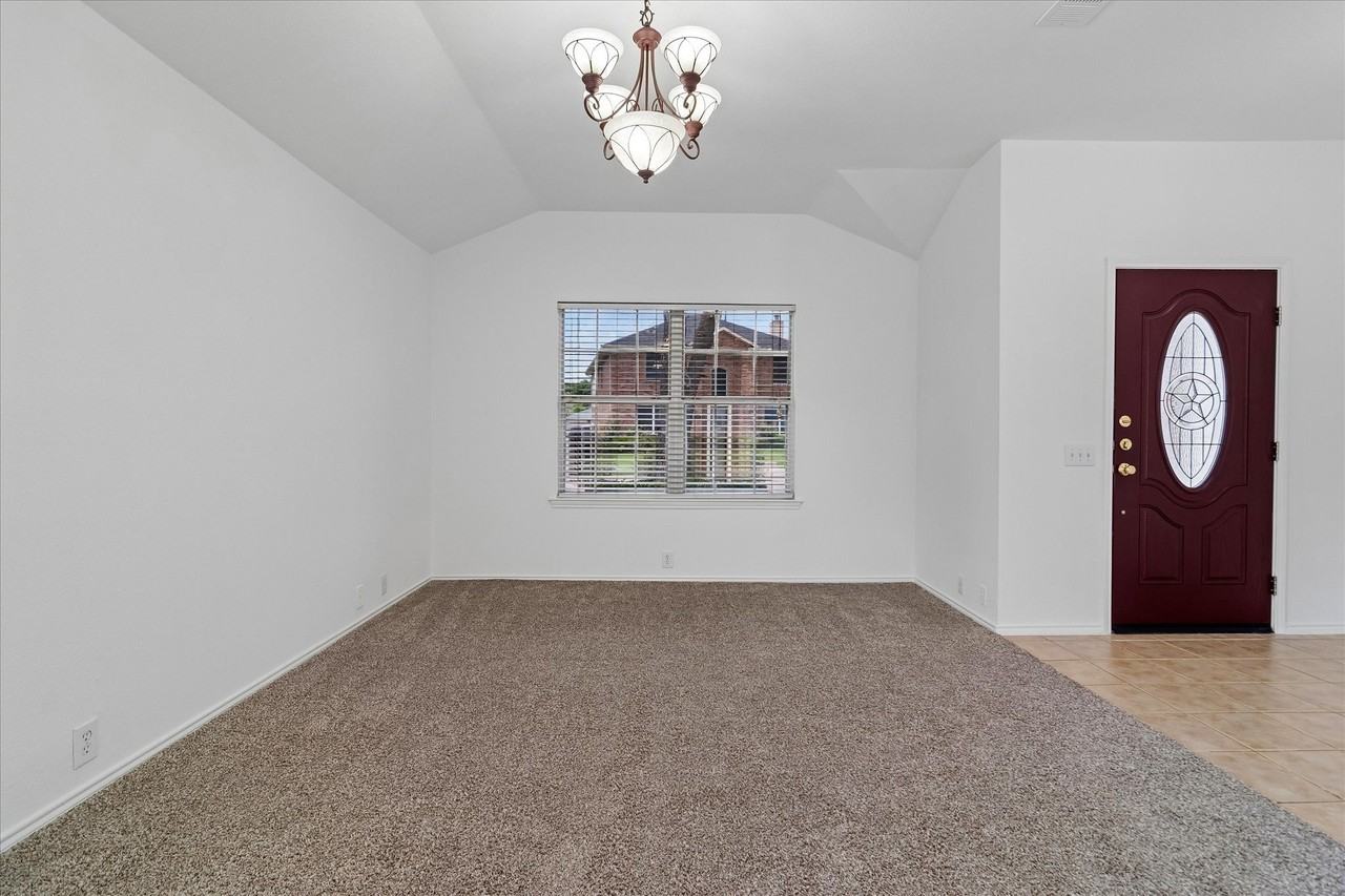 3300 Creekwood Dr - Photo 3 of 26
