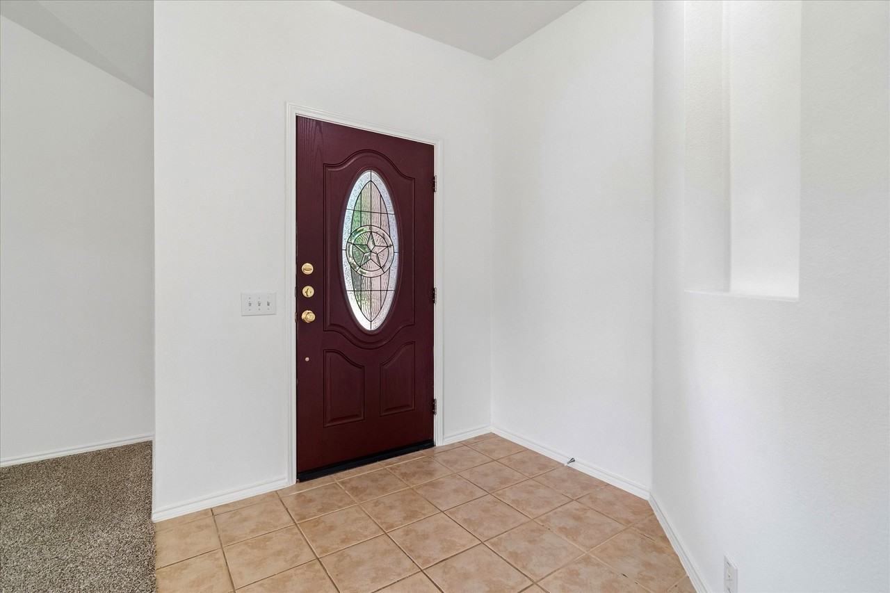 3300 Creekwood Dr - Photo 4 of 26