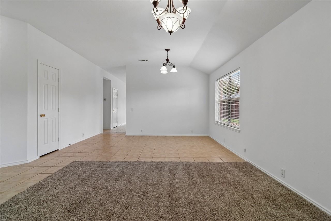 3300 Creekwood Dr - Photo 5 of 26