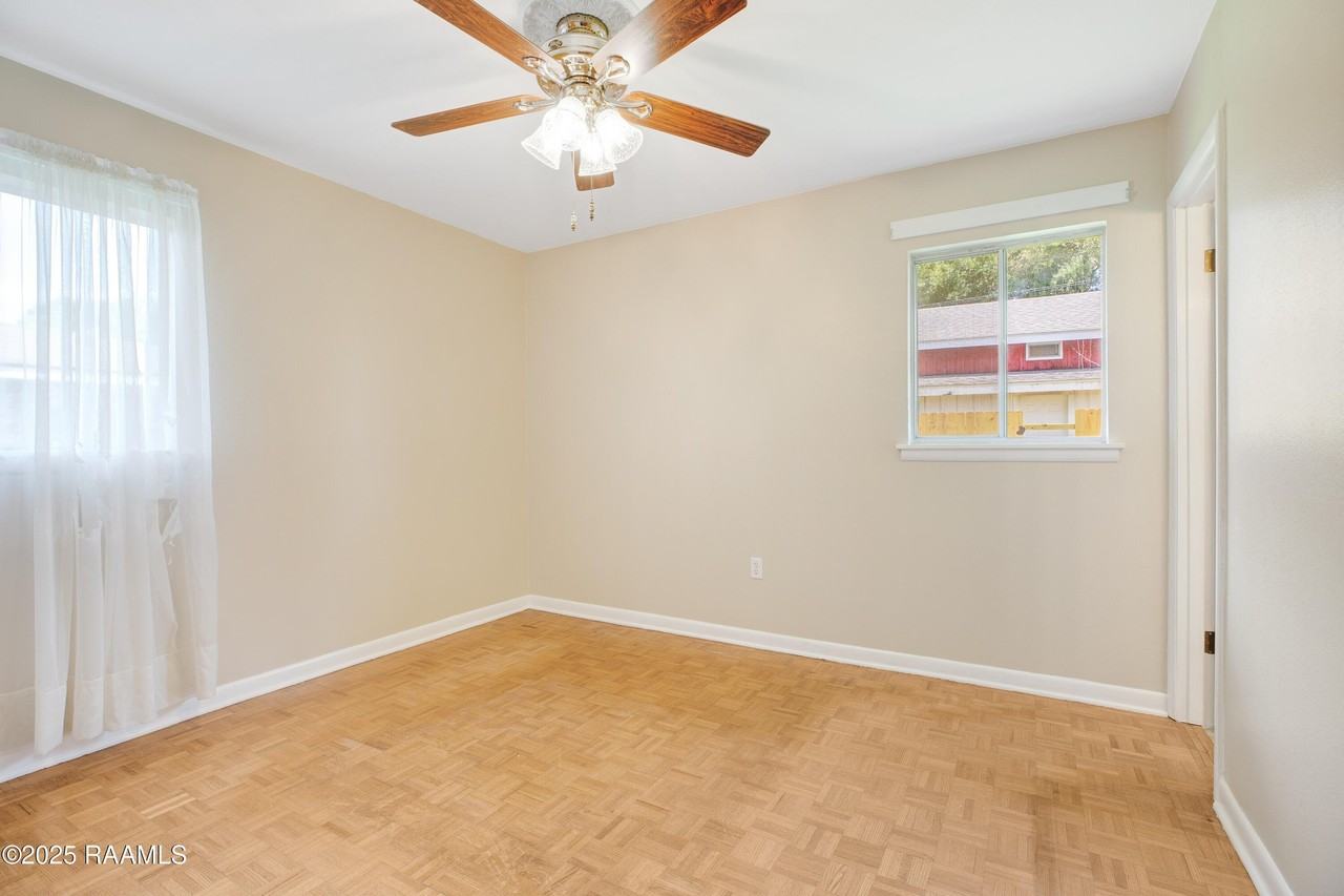 100 Maple Dr - Photo 4 of 15