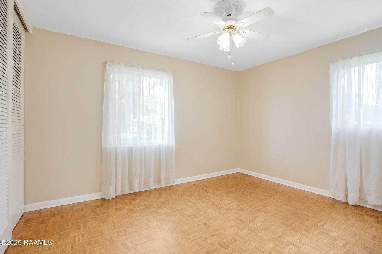 100 Maple Dr - Photo 5 of 15