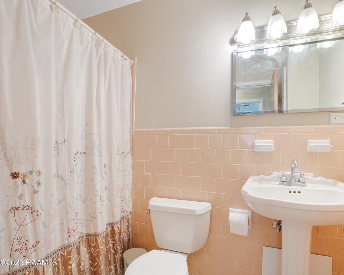 100 Maple Dr - Photo 6 of 15
