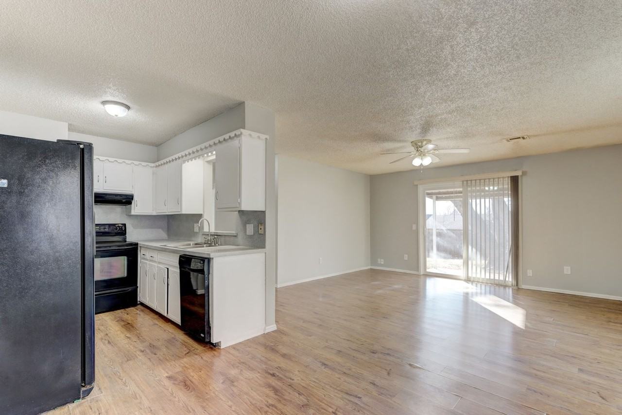 302 N Briarwood St - Photo 2 of 18