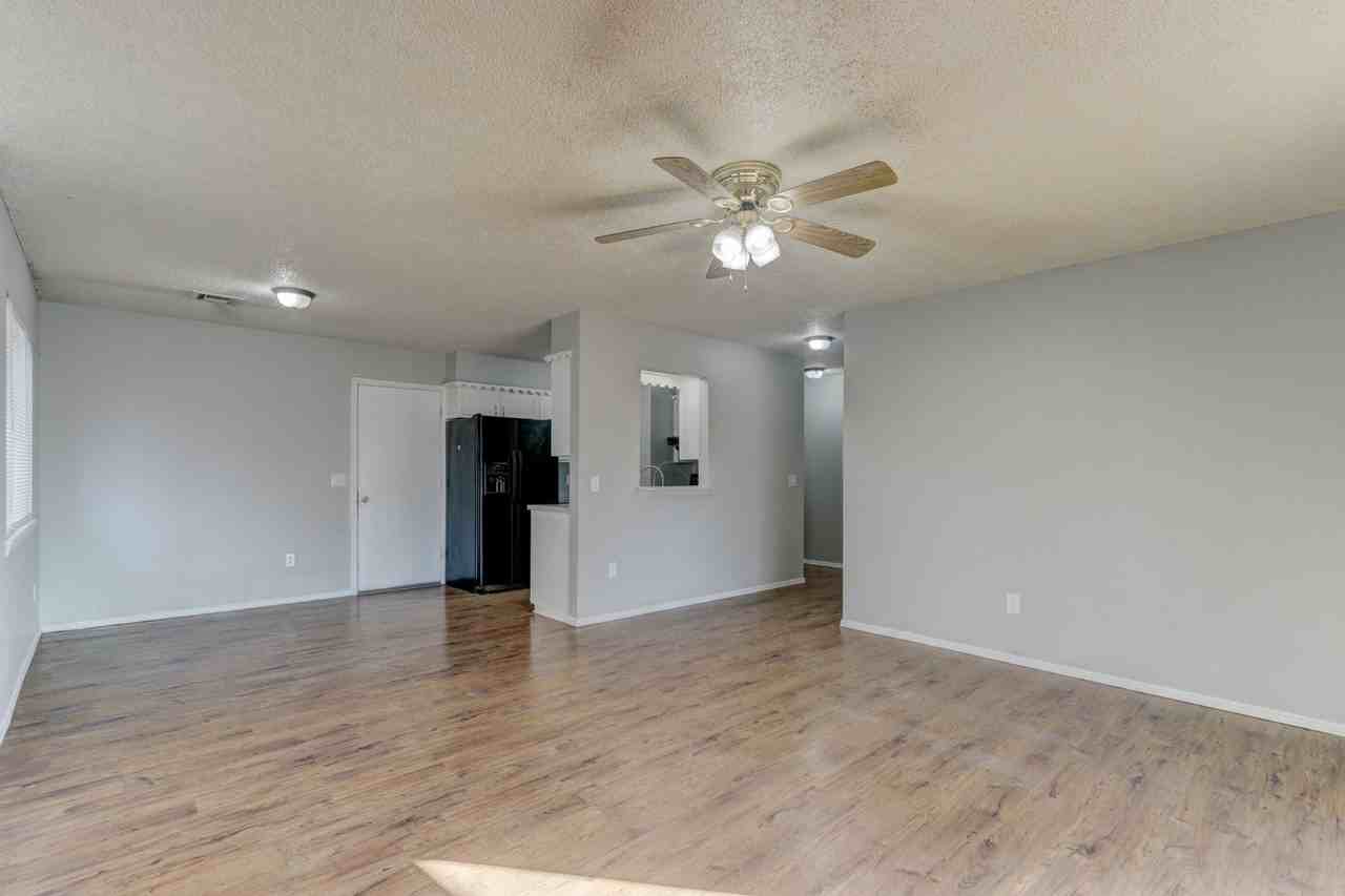 302 N Briarwood St - Photo 3 of 18
