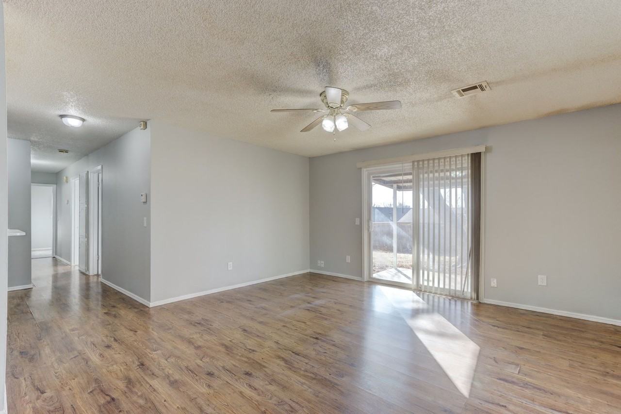 302 N Briarwood St - Photo 4 of 18