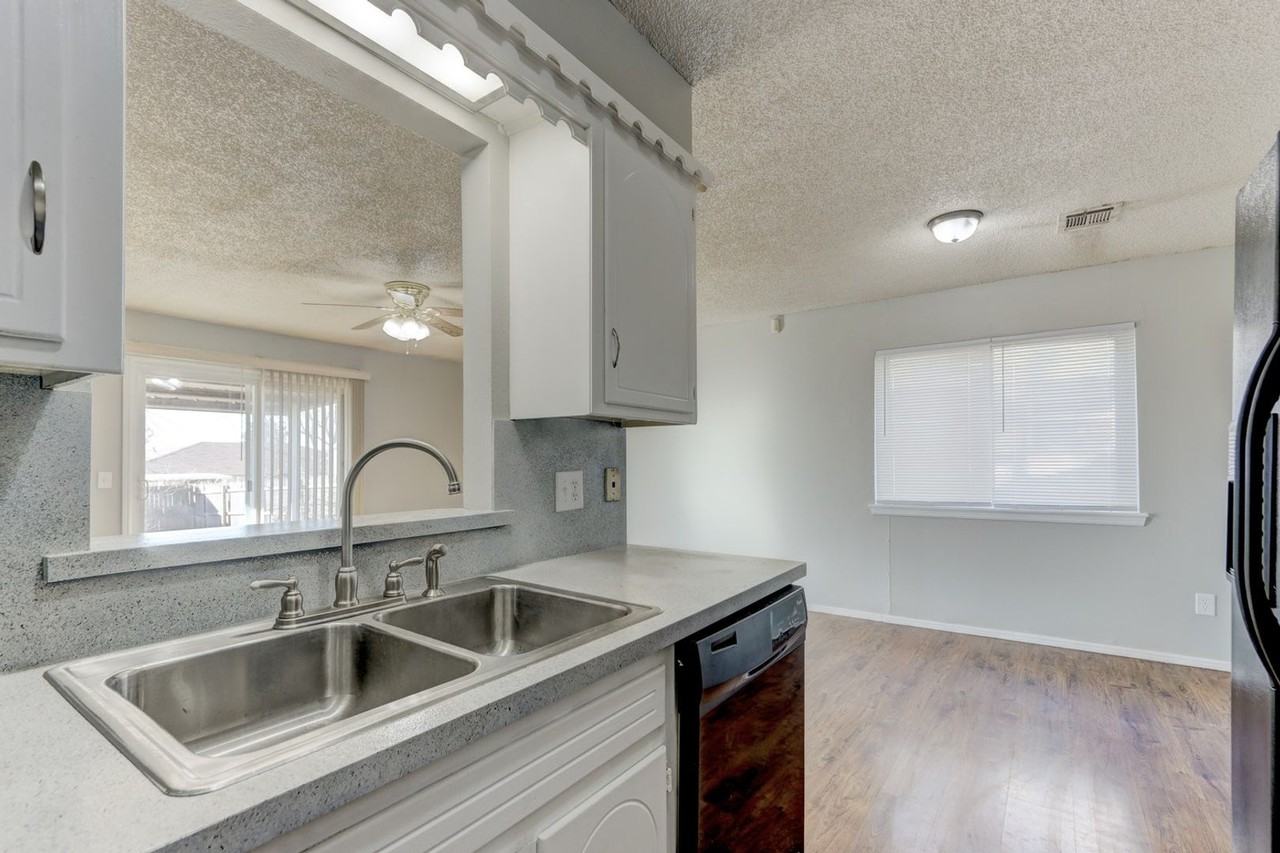 302 N Briarwood St - Photo 6 of 18