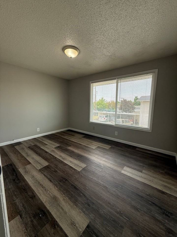 475-18th Ave SE - Photo 4 of 13