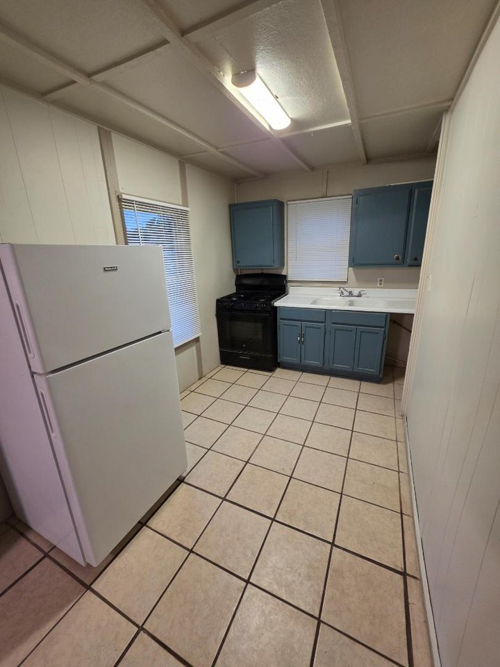 501 E Main - Photo 3 of 6