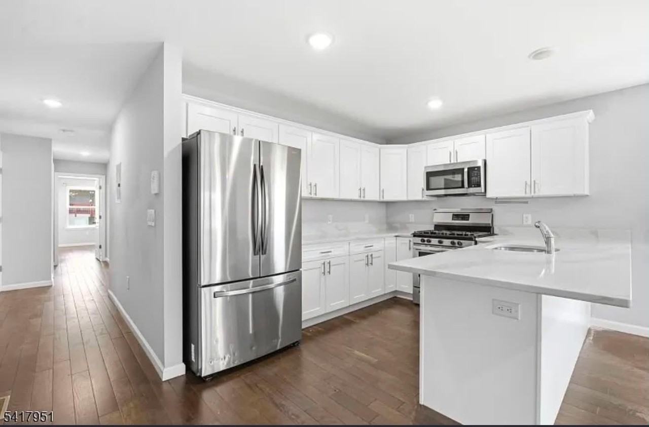 420 S 10th St - Photo 4 of 4