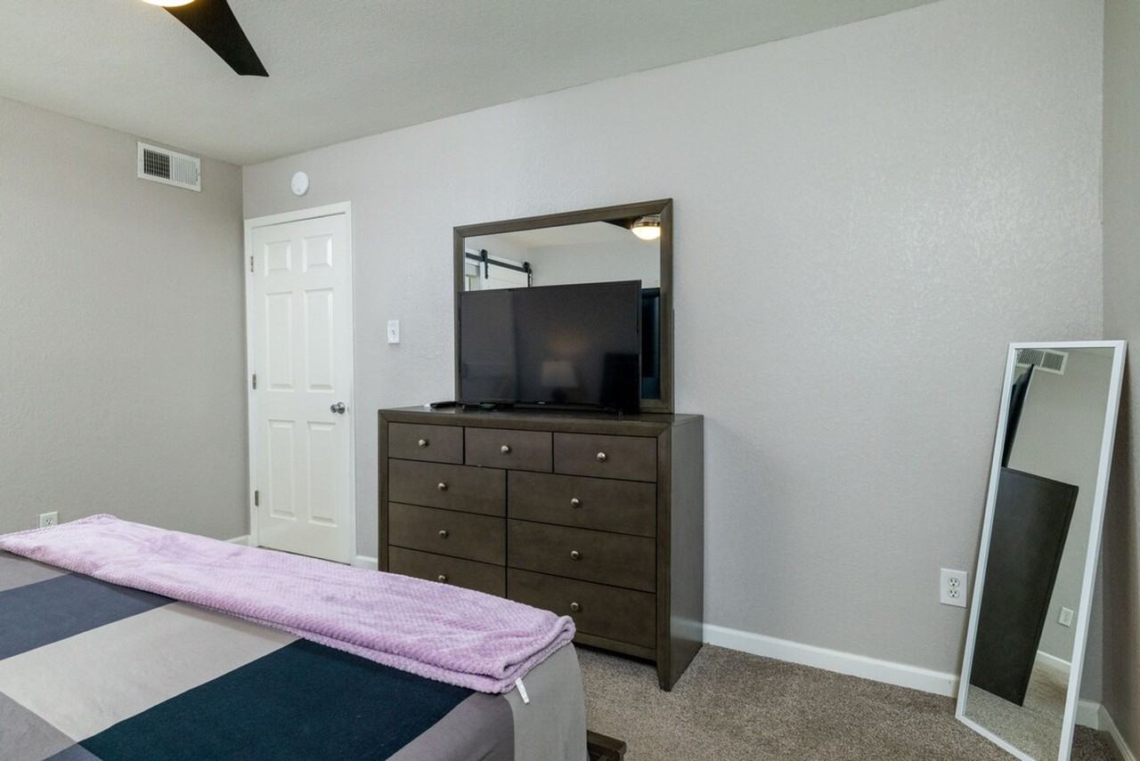 2101 Ward Pkwy #1575054P - Photo 7 of 40