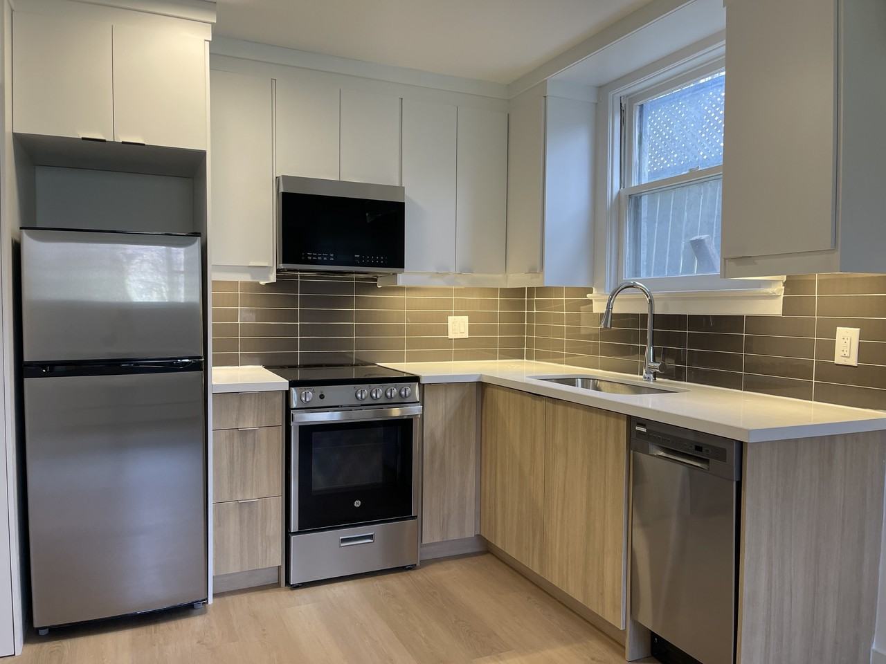 2566 Lake Shore Boulevard West - Photo 2 of 7
