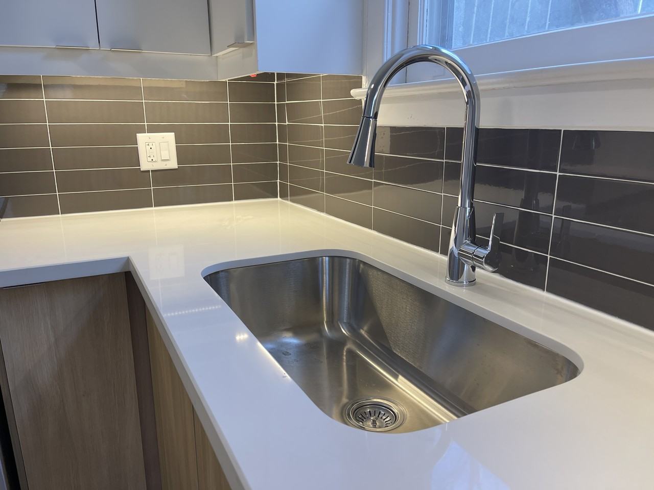 2566 Lake Shore Boulevard West - Photo 3 of 7