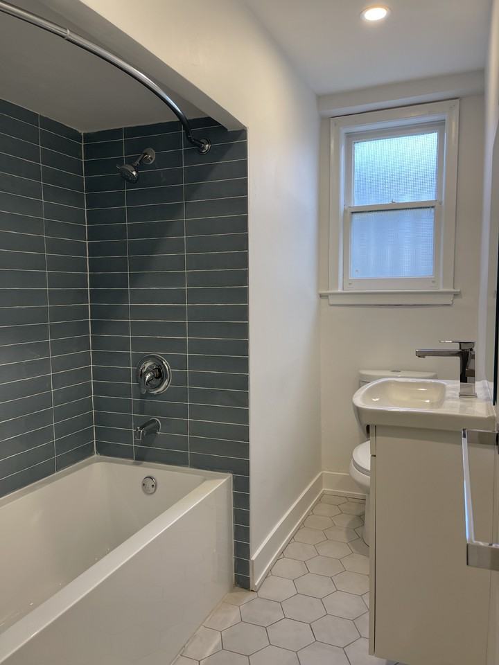 2566 Lake Shore Boulevard West - Photo 5 of 7