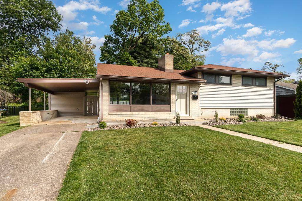 24 Cornell Dr - Photo 2 of 27