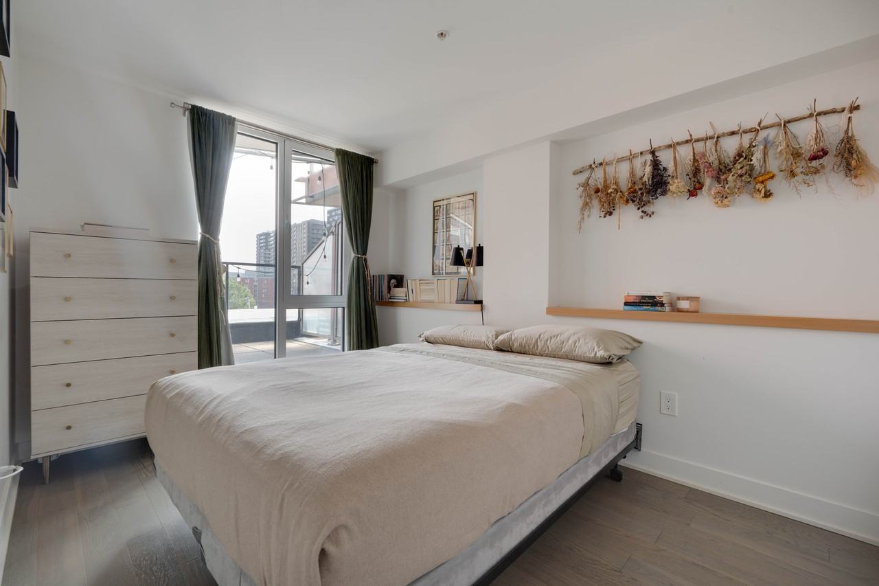 350 Rue Eleanor - Photo 6 of 15